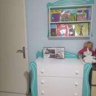 تختخواب و کمد ایستاده و کمد کشو دار و کتابخانه