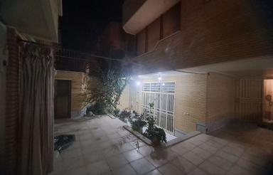 خانه حیاطدار 180مترزمین+270متر2طبقه ساخت/پروین سپیده کاشانی