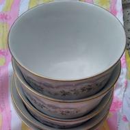 ظروف آشپزخانه تو عکس مشخصه غیر از سرویس چند ظرف دیگه هم هست