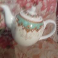 یک عدد قوری چینی بزرگ