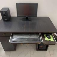 کامپیوتر ب همراه میز