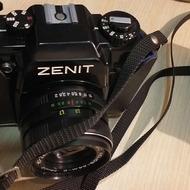 دوربین عکاسی قدیمی و چراغ سی قدیمی و قابل استفاده