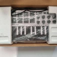 میدی کنترلر مدل AKAI MPK mini MK3 white