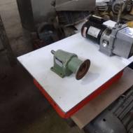 تعدادی الکتروموتور و دینام و گیریکس