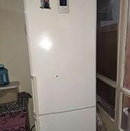 دو عدد یخچال یکی سامسونگ ویکی دیگه گلبین ایرانی