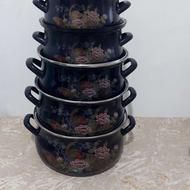 قابلمه چدن .