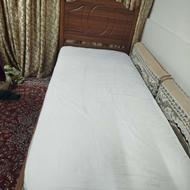 یک تخت یک نفره و میز تحریر به همراه صندلی