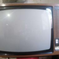 یک تلویزیون قدیمی چوبی به فروش میرست