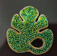 گل سینه و جواهر دوزی روی لباس و...