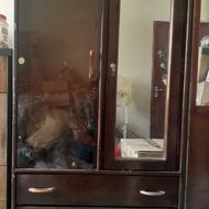 کمد لباس به رنگ قهوه ای