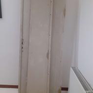 درب ورودی آپارتمان چوبی تمیز و سالم