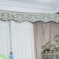 پرده همراه با والان و کتیبه