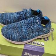 کفش اسپورت.