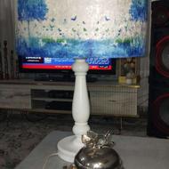 آباژور کنار تختی برای اتاق خواب بسیار زیبا