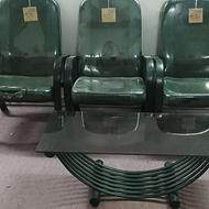 چهار عدد صندلی انتظار و میز اداری کاوه صنعت جنس اعلا