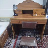 تخت یک نفره و میز تحریر به همراه صندلی