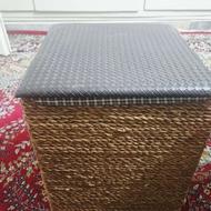 سبد لباس و پاف کنار میز