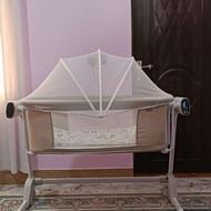 تخت کنار مادر