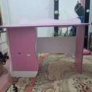 میز تحریر و کامپیوتر و مطالعه