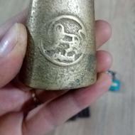 تنگ قدیمی و گلدان و زنگوله