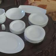 سرویس غذاخوری سفید رنگ