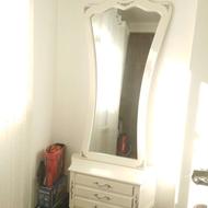 آیینه کنسول و ویترین خیلی تمیز