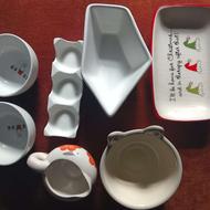 همه این ظرفهای صبحانه جای مربا و تخم مرغ و غیره