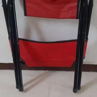 یک عدد صندلی تاشو و مسافرتی