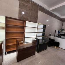 پیشخوان . میز شیشه ای . ویترین . پیشخوان شیشه ای . نور دار