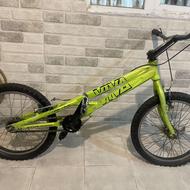 دوچرخه/دوچرخه تریال/حرکات نمایشی