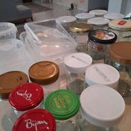 تعدادی شیشه وظرف پلاستیکی