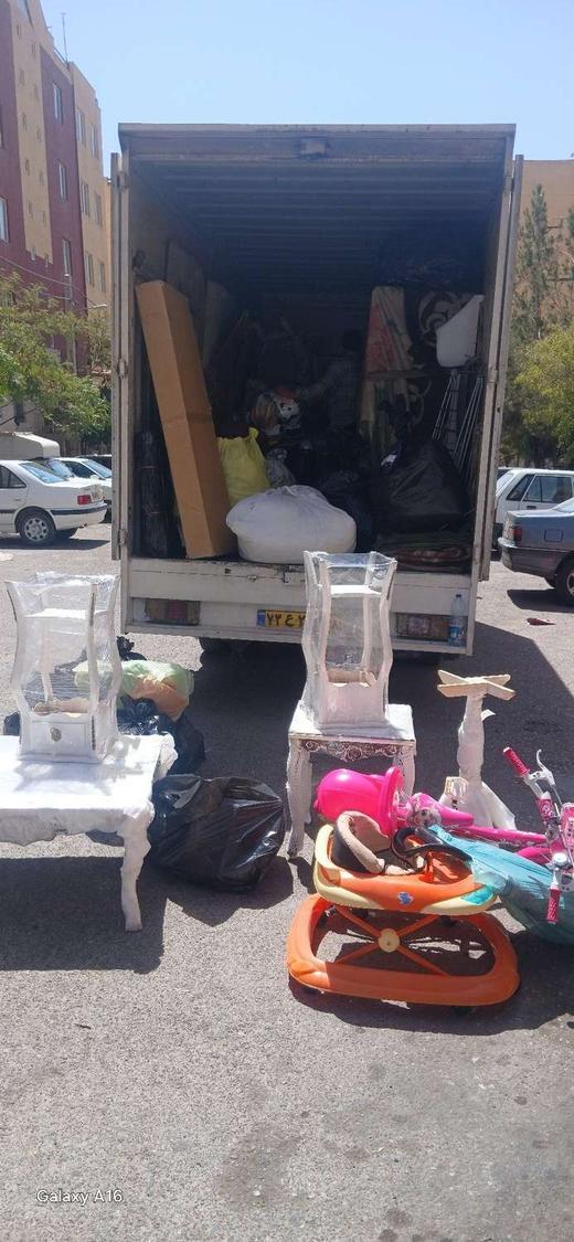 حمل بار و اثاثیه اسباب‌ کشی با کارگر اتوبار جوان باربری