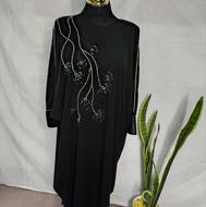 عبا مدل پر طاووس جواهر دوزی شده