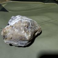 سنگ قیمتی زرد و سفید شیشه ای