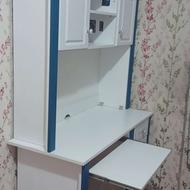 میز تحریر و کتابخانه و سیستم کامپیوتر