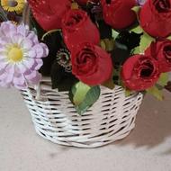 سبد چوبی همراه با گلهای مصنوعی
