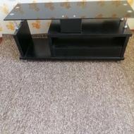 میز تلویزیون در حد نو رنگ مشکی 140 سانتی متر