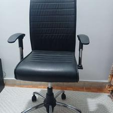 یک عدد صندلی اداری کاملا نو و سالم