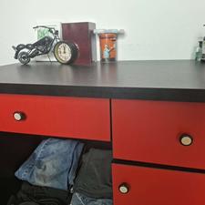 میز تحریر قرمز و مشکی