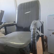 10 صندلی اداری به همراه دو میز و یک کمد