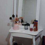 میز ارایش همراه با اینه