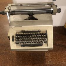 ماشین تایپ فارسی تریومف triumph با قدمت 60 ساله