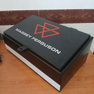 جعبه ابزار روی وزنه تراکتور