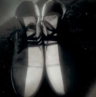 نیما بوت چرم سفارشی و دست دوز مشکی و سفید برای آدمهای خاص