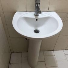 دو عدد روشویی و شیر آب