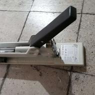 منگنه کوب دستی نووس وسط زن