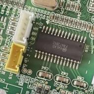 کارآموز خانم علاقمند به تعمیرات بردهای الکترونیکی