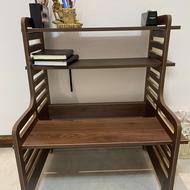 میز لپ تاپ نشسته