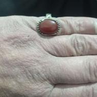 یک عددانگشترعقیق وی سنگ شرف اصلی