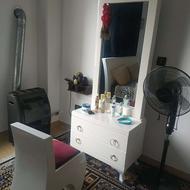 تخت و کمد بااینه و میز آرایش و صندلی آرایش و دوتا بغل تخت.